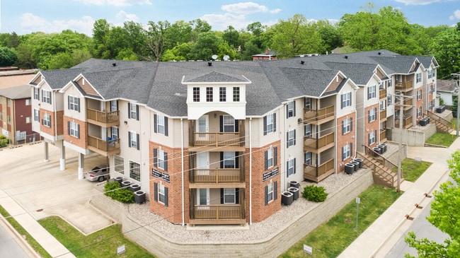 Melrose and Brooklyn Heights Apartments, Charleston, IL 61920 - photo 2