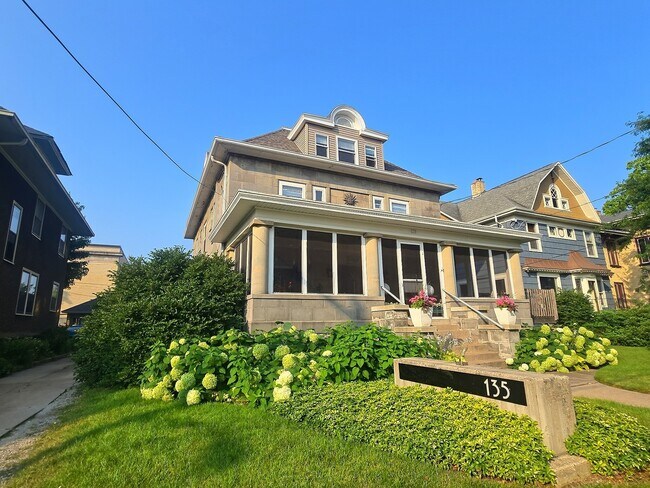 135 Church Ave unit 135 Church Avenue 5, Oshkosh, WI 54901 - photo 2