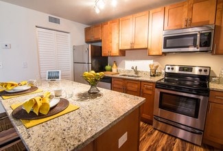 8421 Del Lago Cir, Tampa, FL 33614