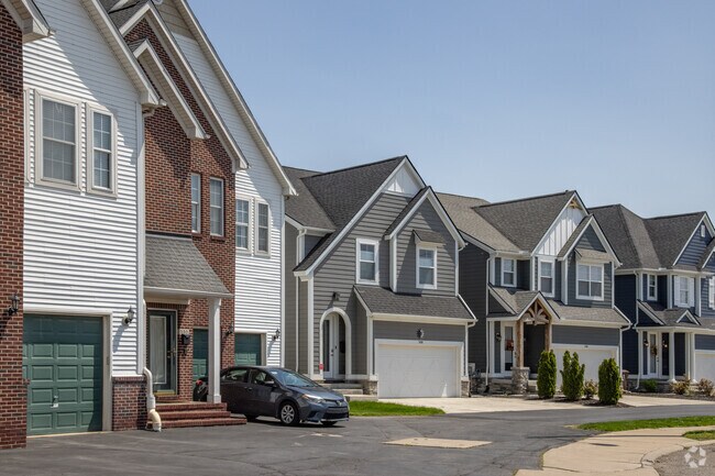 Lakefront Queen Anne Homes in Outlying Wayne County.