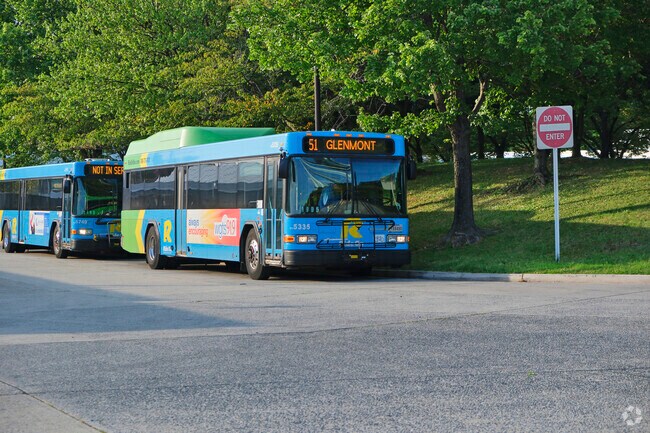 Connecticut Avenue Park provides plentiful public transit options for daily commuters.