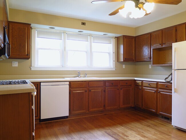 1224 Dean St, Saint Charles, IL 60174 - photo 6