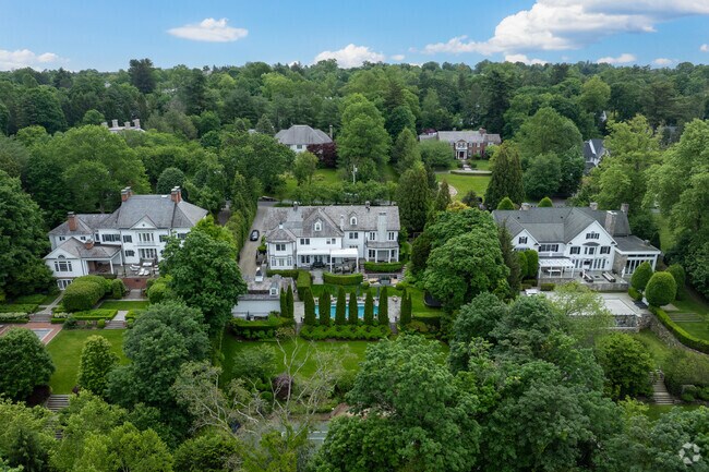 Rows of homes in Murray Hill Middle Heathcote are often separated by large walls of shrubbery for privacy.