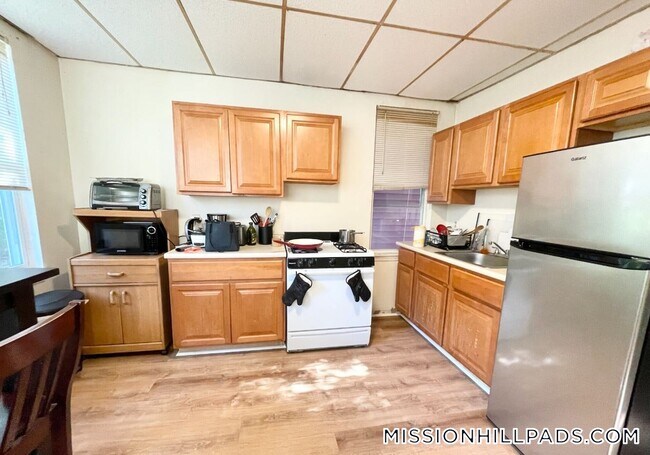 1572 Tremont St unit 2, Roxbury Crossing, MA 02120 - photo 3