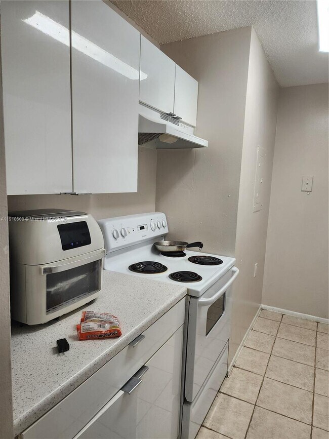 1174 Lake Terry Dr Unit O, West Palm Beach, FL 33411