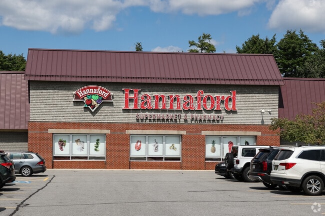 Hannaford is the main grocery store near Cousins Island.