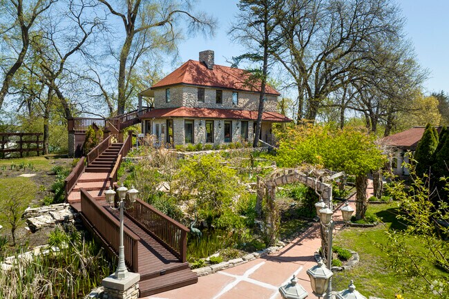 Meyers Castle is the perfect location for a summer wedding in Dyer, Indiana.