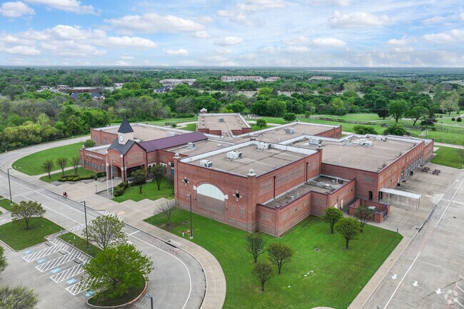 Jack Lummus Intermediate School is a public school within Ennis, TX.