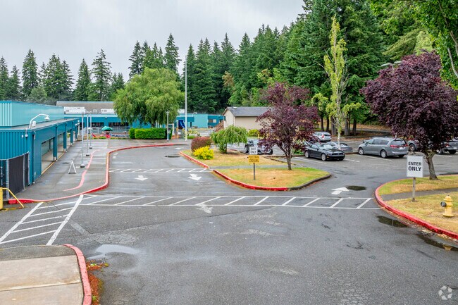 Cottonwood Elementary School offers easy access for parking and pickup/drop-off.