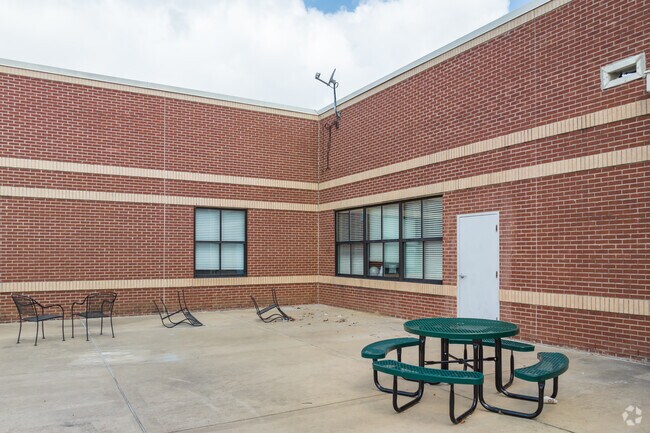 Lake Cormorant Middle School has an outdoor eating area.