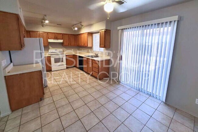 8585 W Santa Cruz Blvd, Arizona City, AZ 85123 - photo 5