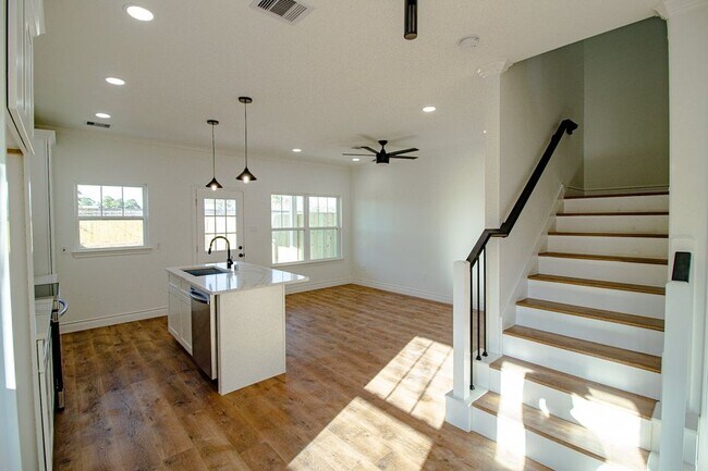 922 W Austin St unit A, Conroe, TX 77301 - photo 6