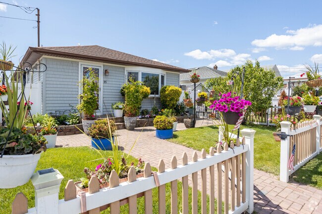 Island Park’s Cape Cod houses with picket fences create a welcoming neighborhood feel.