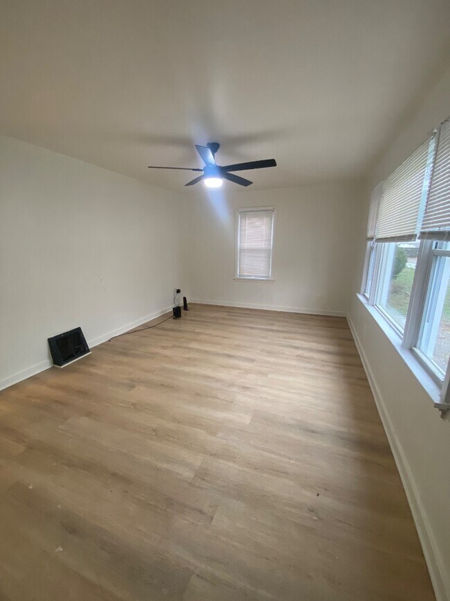 829 Carson Rd, Saint Louis, MO 63135 - photo 2