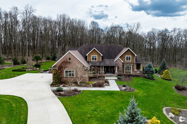 Large modern homes with well landscaped lawns are common throughout South Russell.