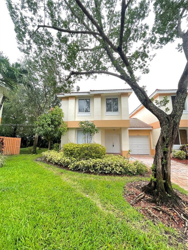 6524 Hidden Cove Dr, Davie, FL 33314