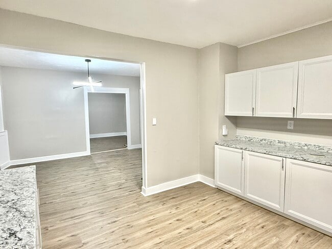 2007 S 8th St unit Lower, Sheboygan, WI 53081 - photo 4