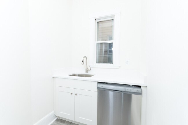 25 Oakwood St unit A, Dorchester Center, MA 02124 - photo 5