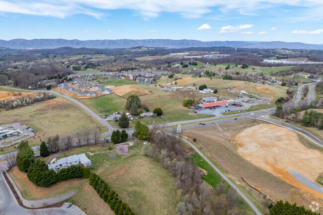 Hollins's downtown is mostly commercial and lacks the charm of many small Virginian cities, but proximity to Roanoke makes Hollins a desirable community.