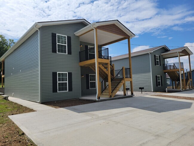 519 Hendrickson St unit B, Clinton, TN 37716 - photo 2