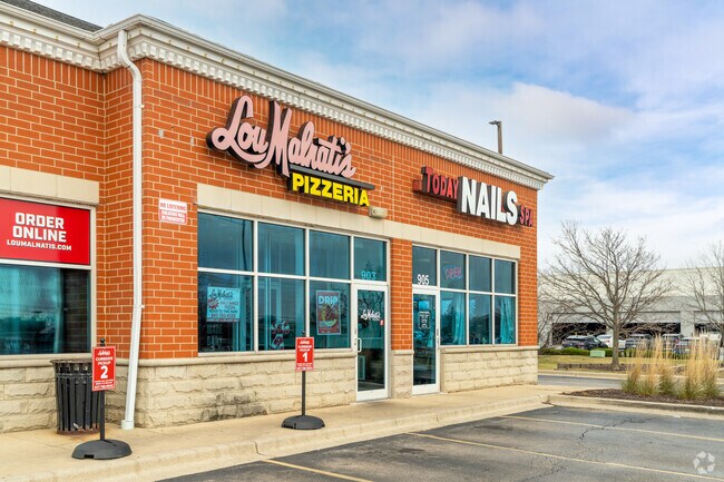 Lou Malnati's Pizzeria serves College Park McIntosh freshly made pizza's.