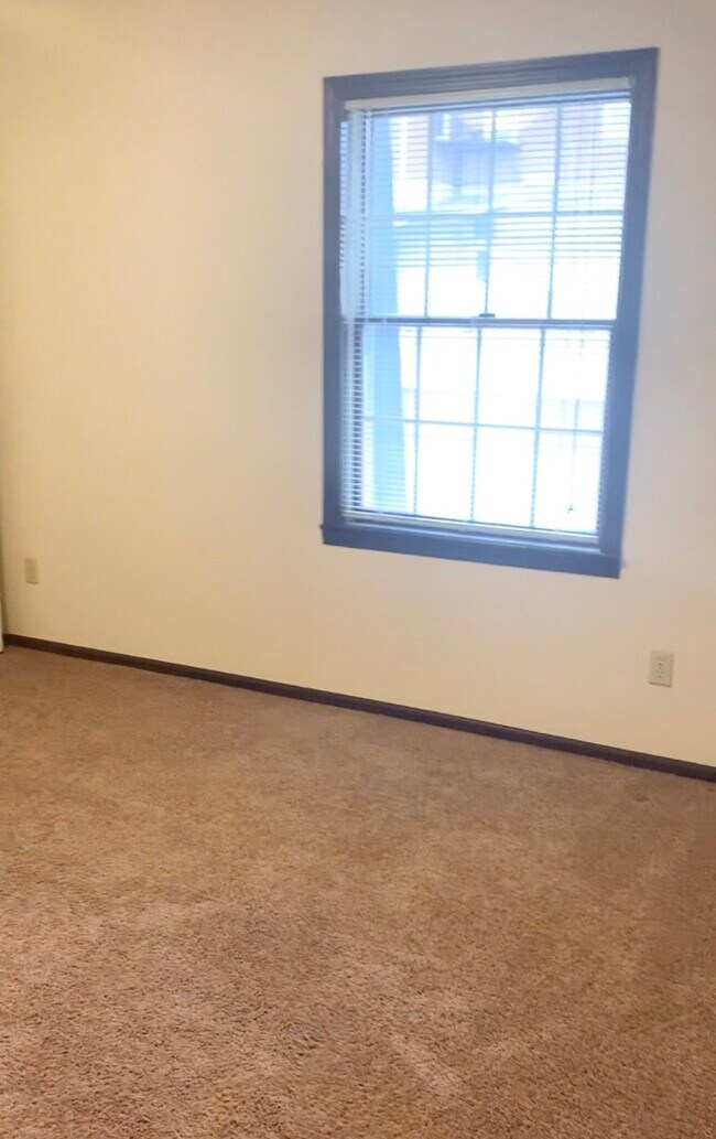 1100 W High St unit 2, Jefferson City, MO 65109 - photo 4