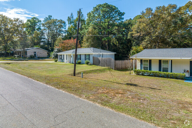 A row of beautiful homes that showcase the variety of home styles in Hillview.