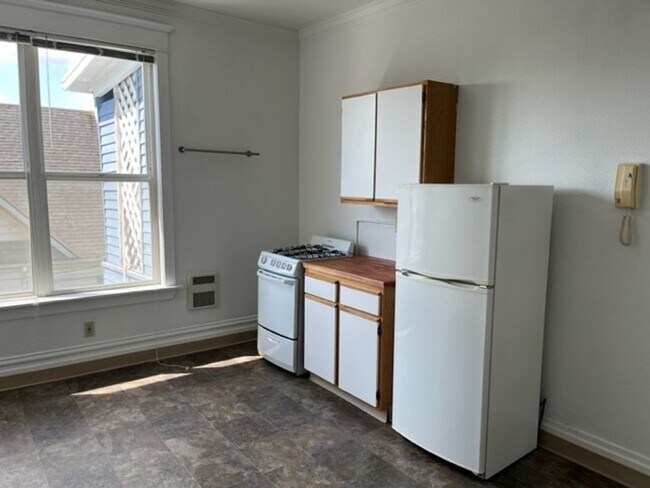 Camdon - 1 Bedroom - Central District - Vintage Charm, Seattle, WA 98122 - photo 7