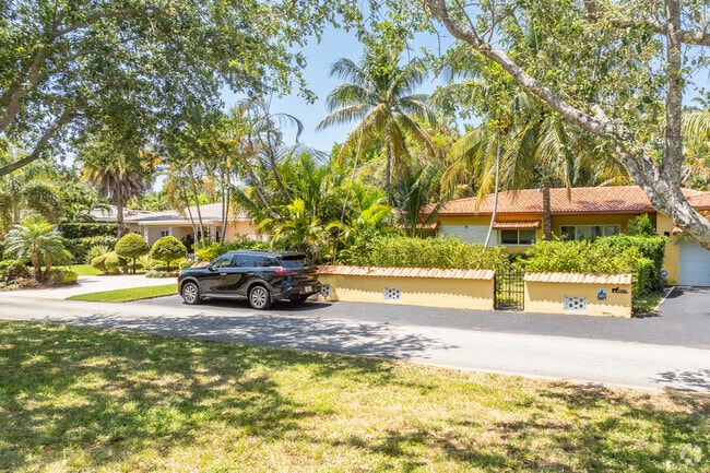 Live peacefully at Biscayne Park.