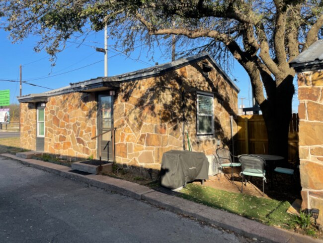 1201 E Wise St unit Studio, Bowie, TX 76230 - photo 7