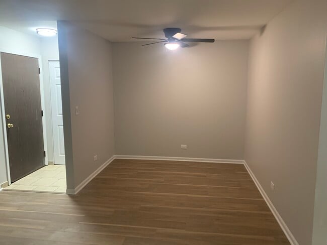 1703 W Victoria Dr unit 302, Mount Prospect, IL 60056 - photo 5