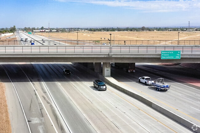 Goldenstate 99 runs along the western edge of Greenfield from Taft Highway.