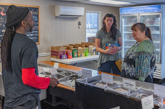 Simply Seafood on Johns Island is the best place to shop for fresh seafood in Charleston, SC.