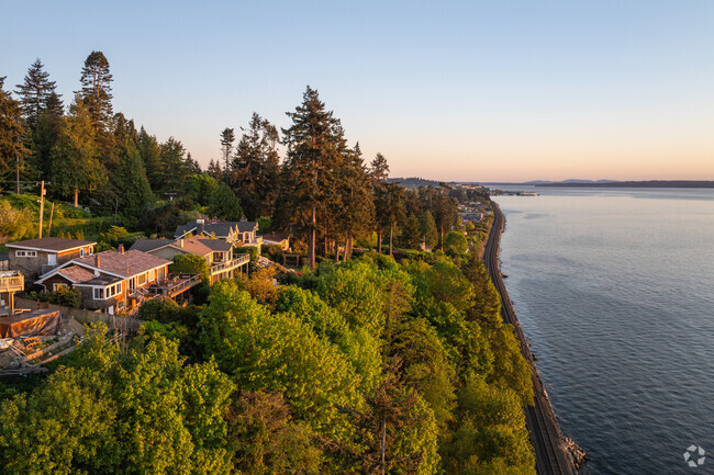 Bordering the Puget Sound, Perrinville offers gorgeous water views.