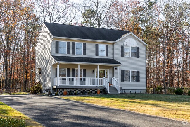 Contemporary homes typically have large front porches in Franklin Township.