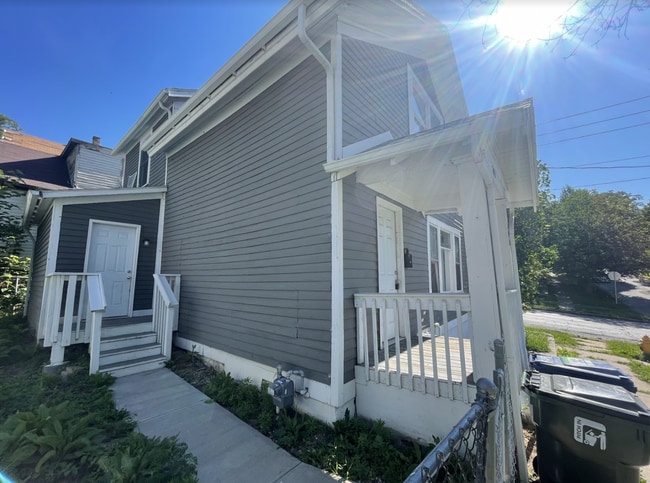 702 W 7th St, Davenport, IA 52802 - photo 2