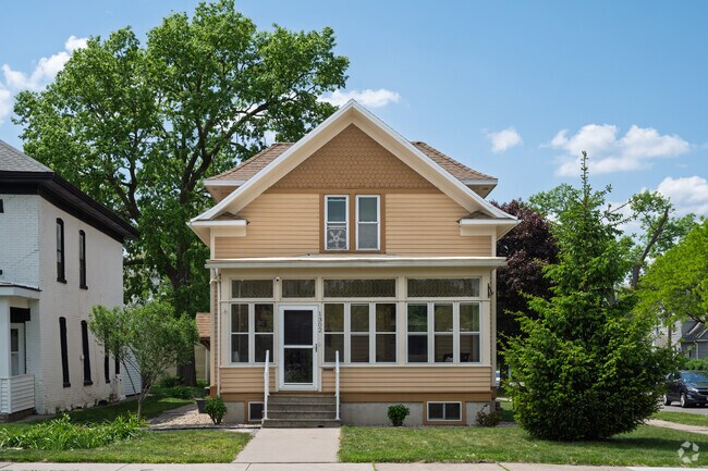 American Foursquare homes are found on most streets throughout Powell Poage Hamilton.
