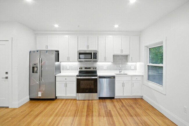 21 Regent Cir unit 5, Brookline, MA 02445 - photo 3