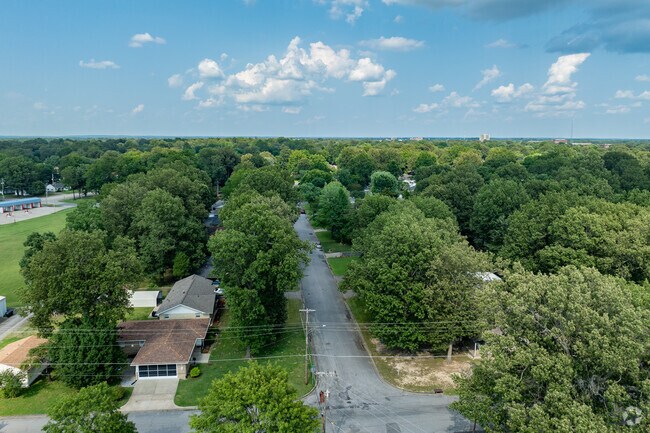The neighborhood of Clayshire has abundant greenery, much of it large trees.