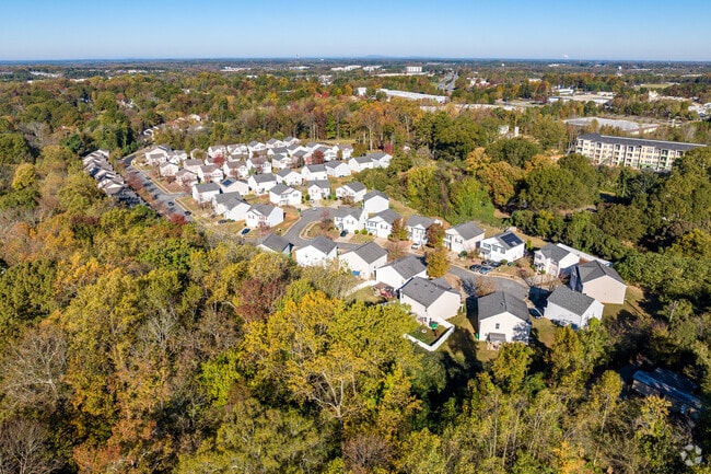 The Henderson Circle neighborhood of Charlotte is located 9 miles north of Uptown Charlotte.