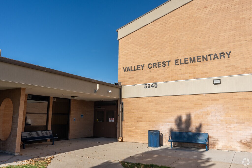 Valley Crest School provides education in the neighborhood of 
Glendale.