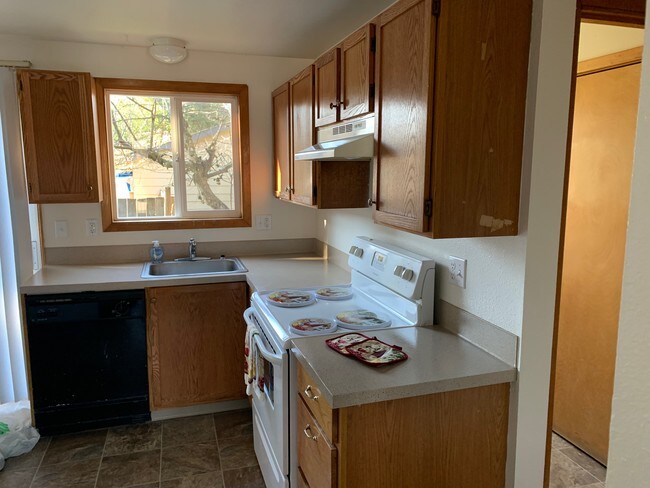 Cedar Court Apartments CCA-9, Hillsboro, OR 97123 - photo 2