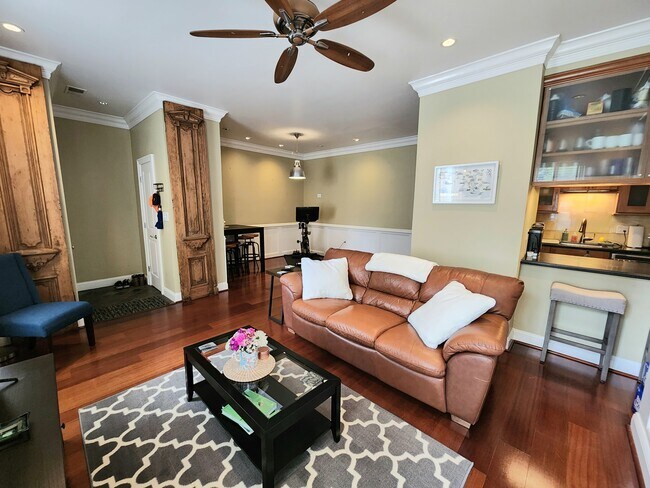 8 Andrew Place, Baltimore, MD 21201 - photo 3