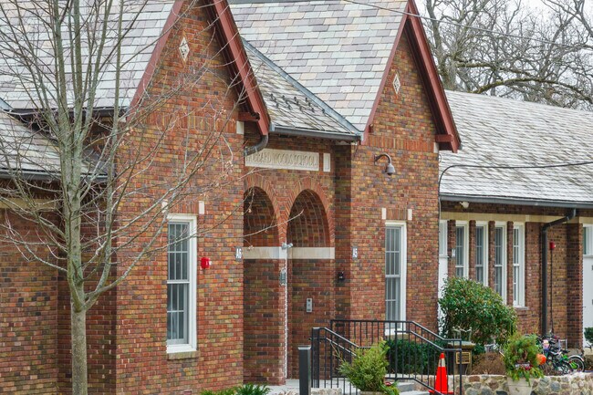 Hubbard Woods Elementary School has a student-teacher ratio of 9 to 1.