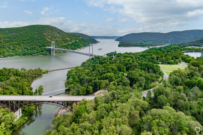The great Bear Mountain Bridge unites both shores of the Hudson River in a breathtaking setting.