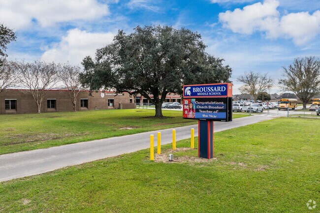 Broussard Middle School offers classes for grades 6-8 in the Broussard area.