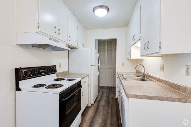 1BR, 1BA - 667SF - Kitchen