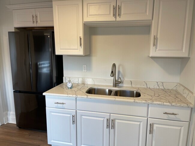 Quartz countertop in kitchen