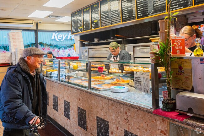 Napoli is a popular pizza place located in Pomonok.