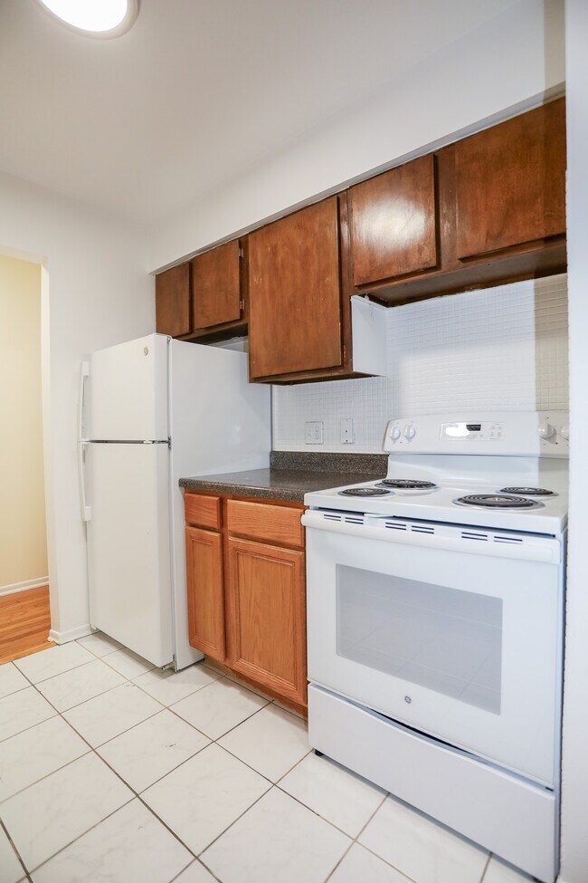 6166 N Winthrop Ave unit 301, Chicago, IL 60660 - photo 2